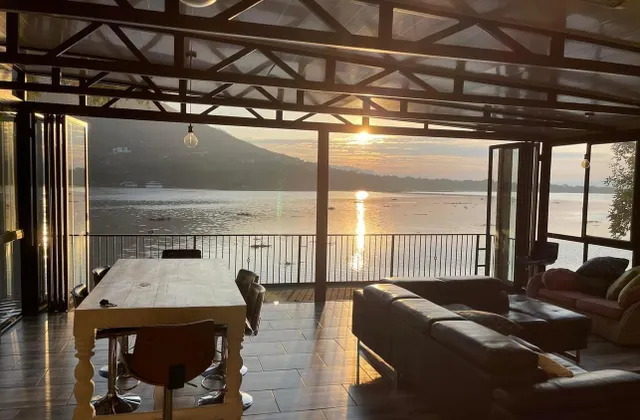 Sun Room (Studio) on the edge of the Harties dam.