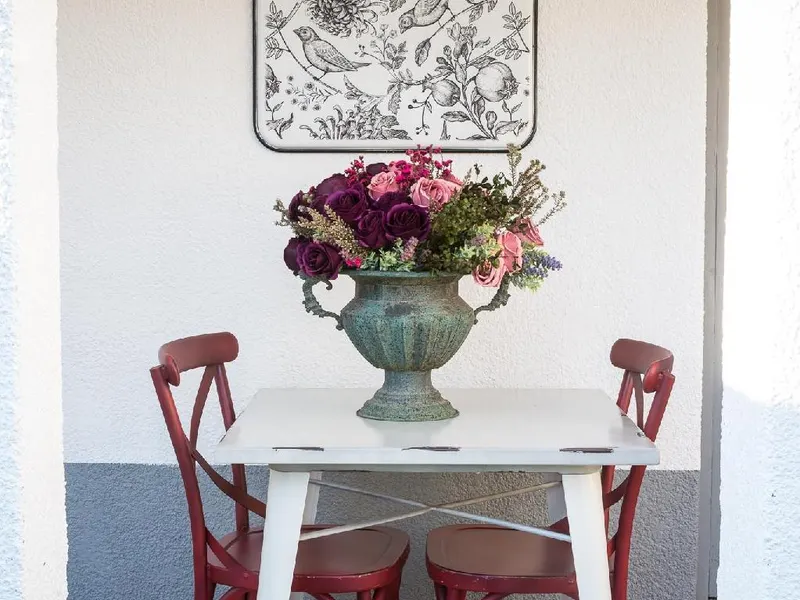 A warm embrace of Luxury & Comfort!