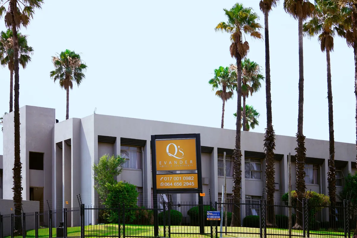 Q's Evander Hotel and Apartments