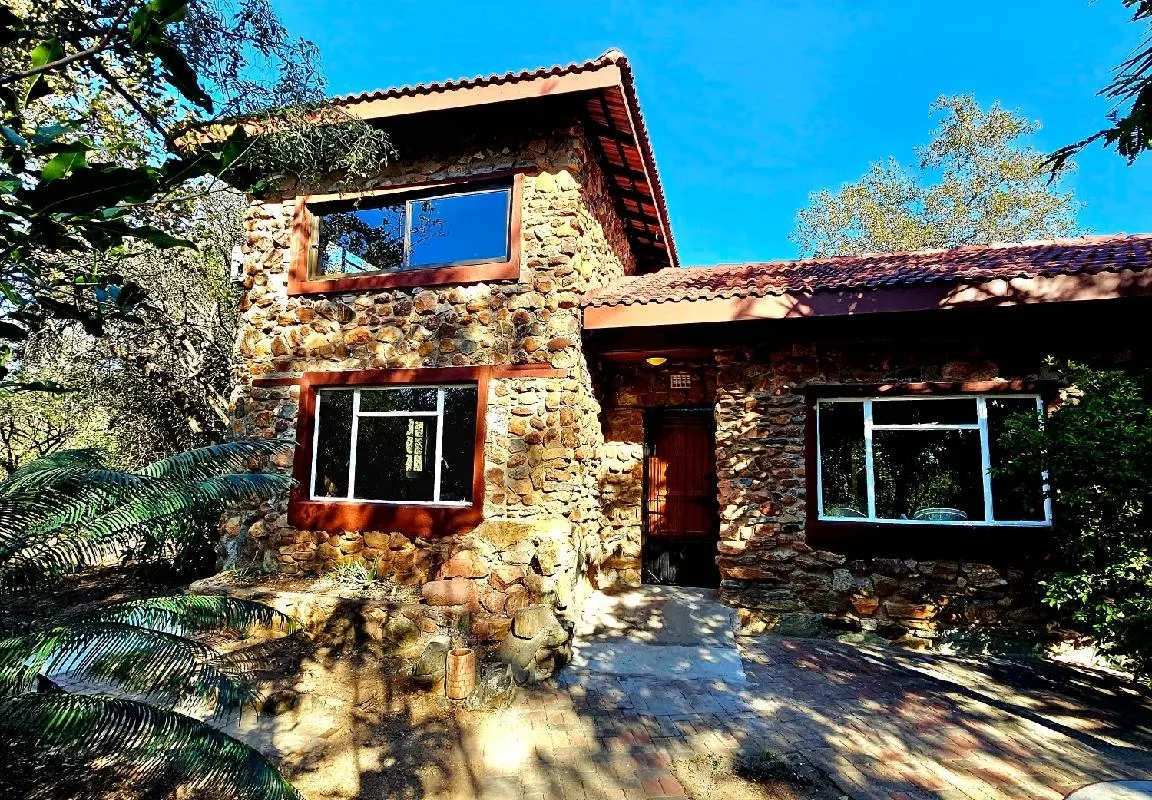 Luxury GuesthouseCo FlintstoneHouse 