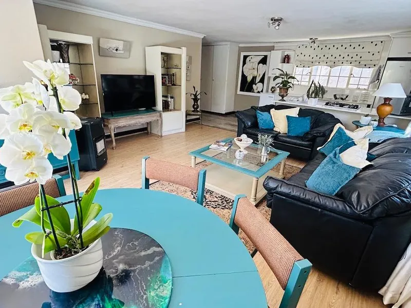 Artzy’s Cottage @ 77