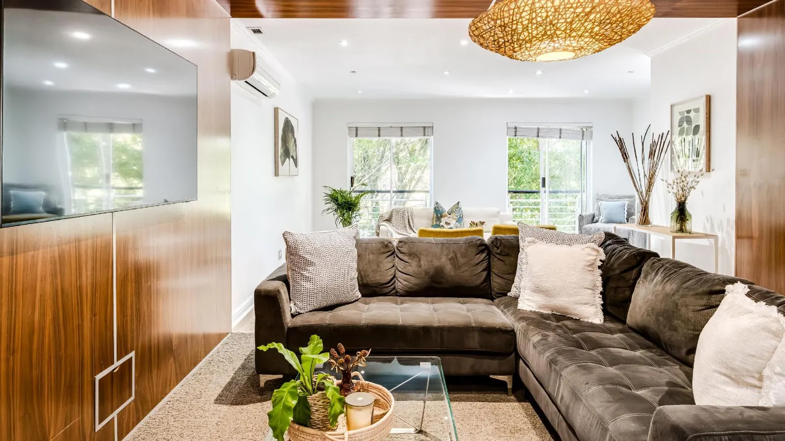 Contemporary Apartment close to the Radisson  Majolica