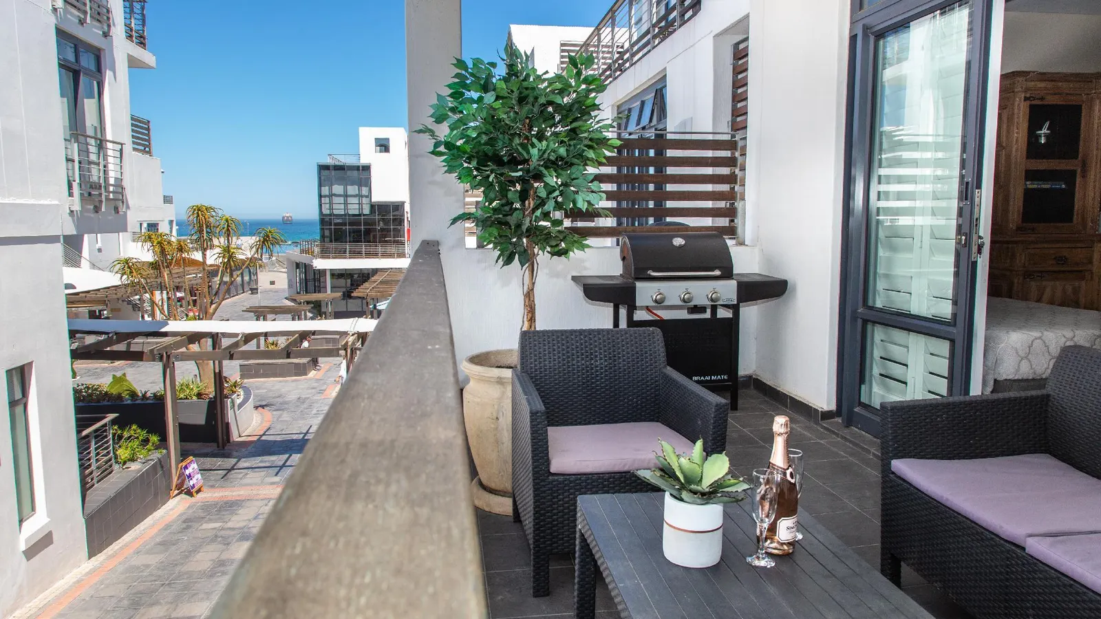 Contemporary 2 Bed Apartment 144 Eden on the Bay