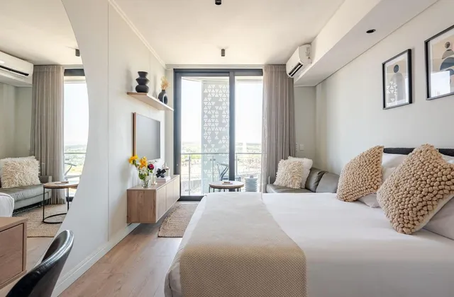 Cozy Stay at The Ellipse Waterfall City