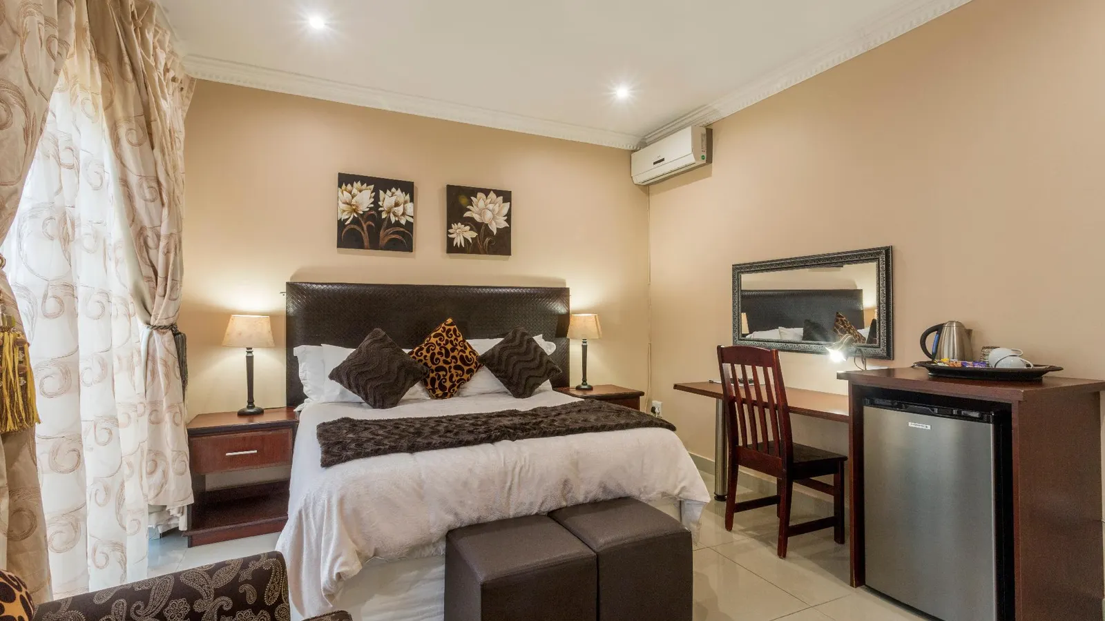 Ezulwini Guest House - Relaxing Queen Room with Balcony in Balito, South Afirca