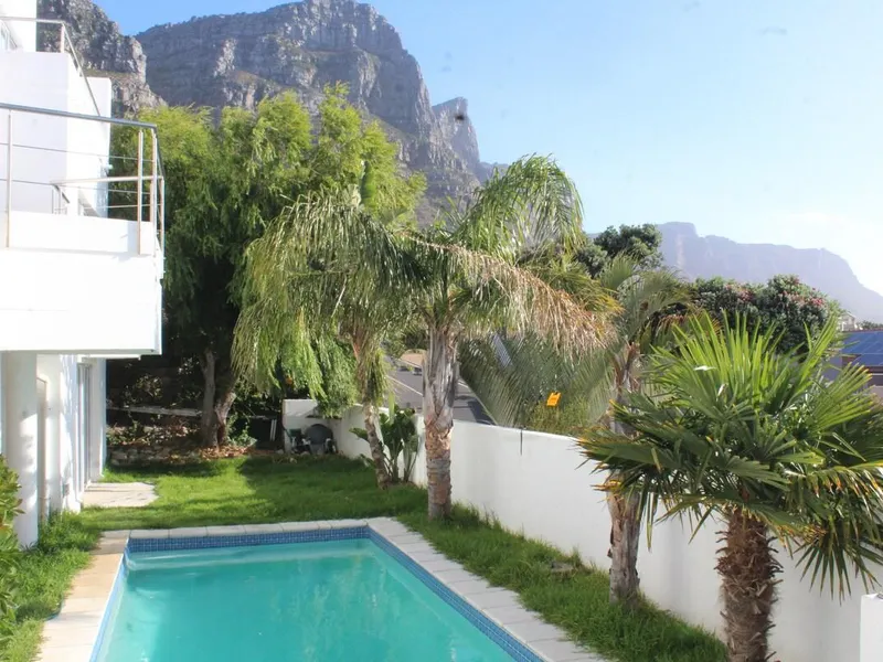 Cozy Camps Bay House with sea & Mountain View’s