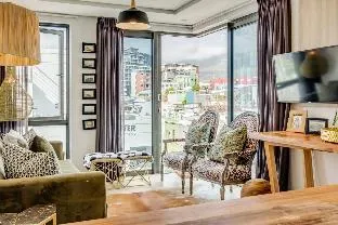 Beautiful Apartment with Mountain Views (404 on N)