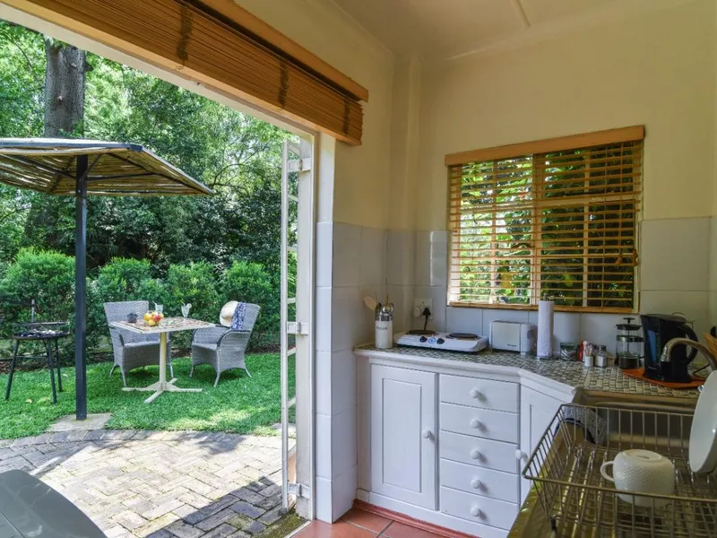 Bushwillow Spacious cottage for 2 people with private garden access