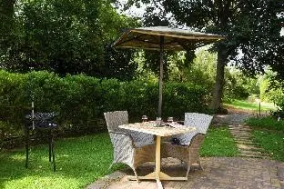 Charming Yellowwood cottage for 2 people in spacious garden – photo 4, Entire House in Johannesburg