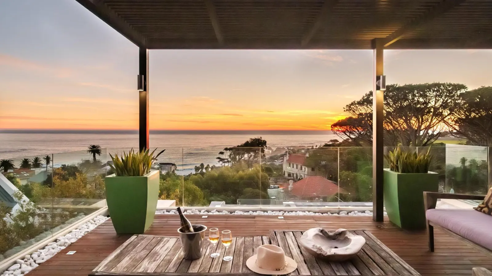 Sea View 3bed Apt w Pool near Beaches Glen Sunsets