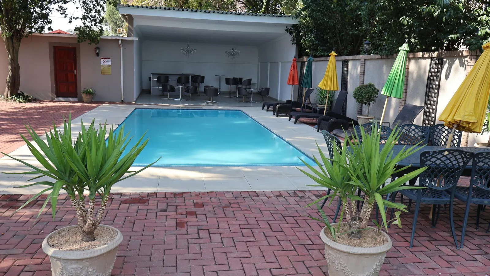 Airport Gardens Boutique Hotel