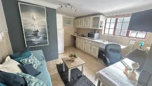 Artzy’s private Flatlet @77