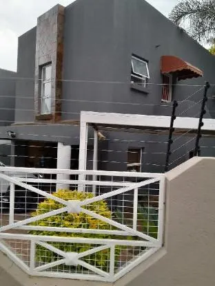 Lelapa La Baphogole, self catering 3 bedroom home