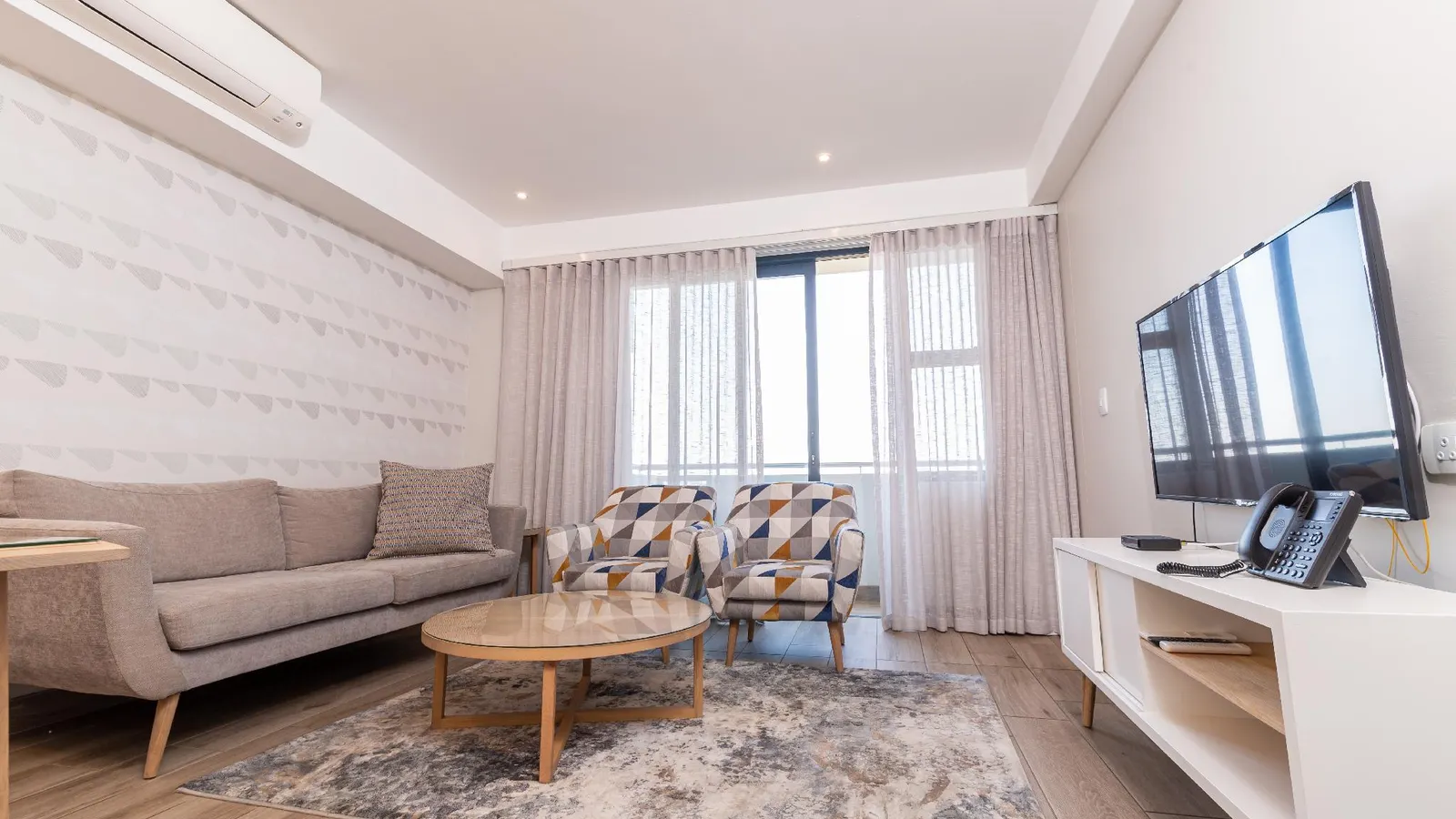 Elegant, upmarket apartment. Wifi, Pool, Gym!