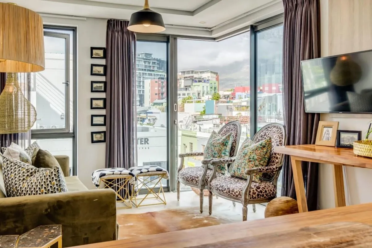 Beautiful Apartment with Mountain Views (404 on N)