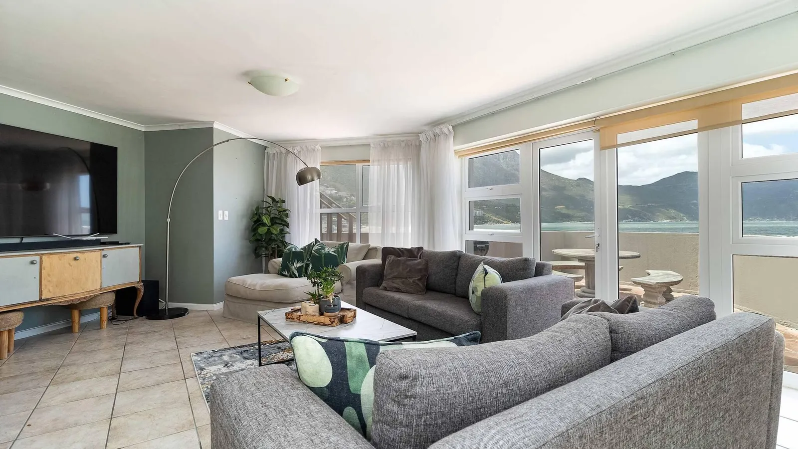 Beachfront Villa Sea Breeze, Hout Bay, Cape Town