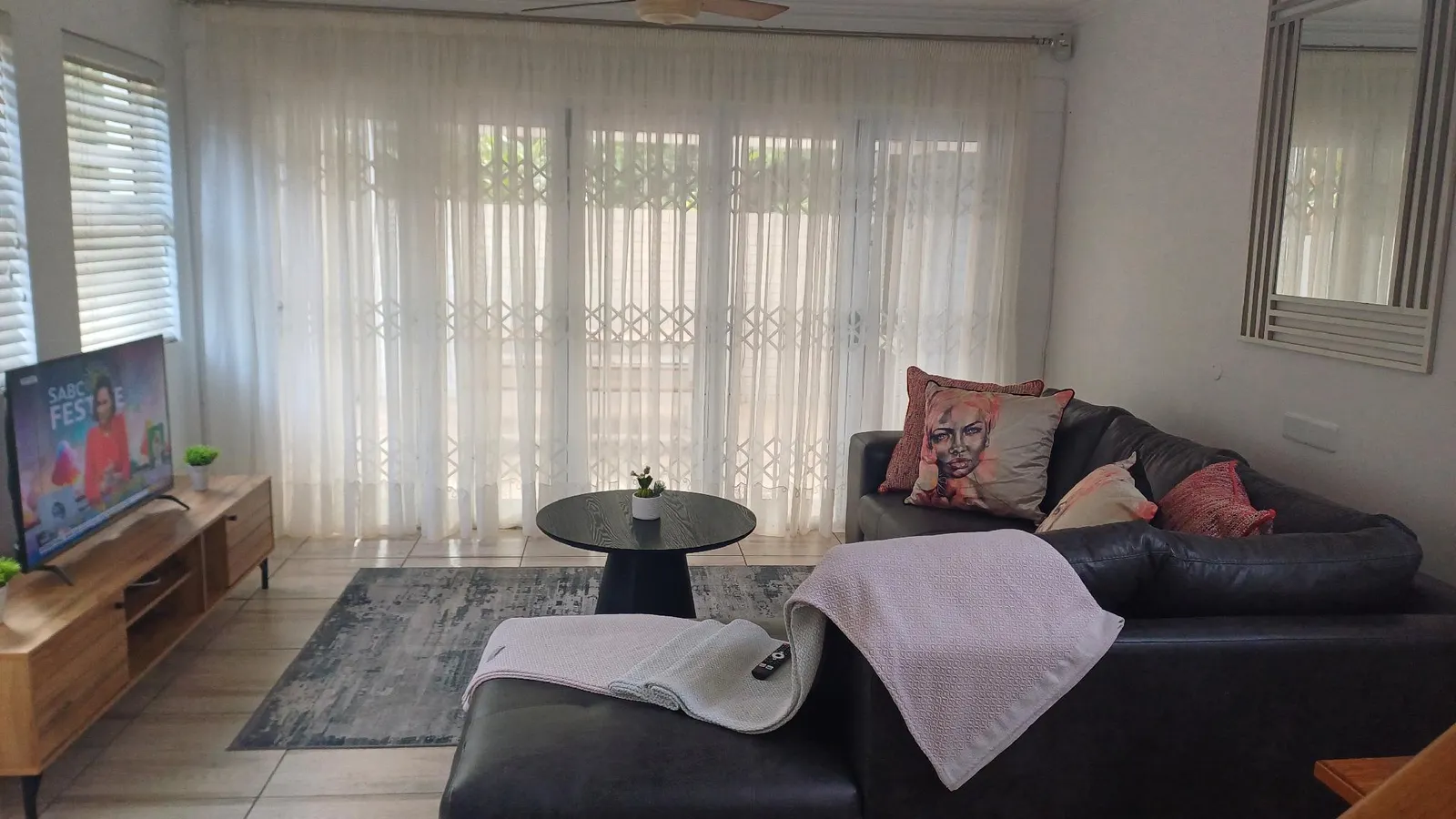 Cosy 2 bedroom apartment in a prominent area of East London NahoonNahooo