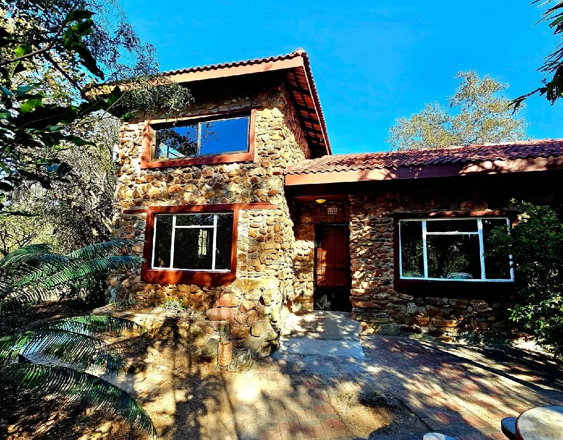 Luxury GuesthouseCo FlintstoneHouse 