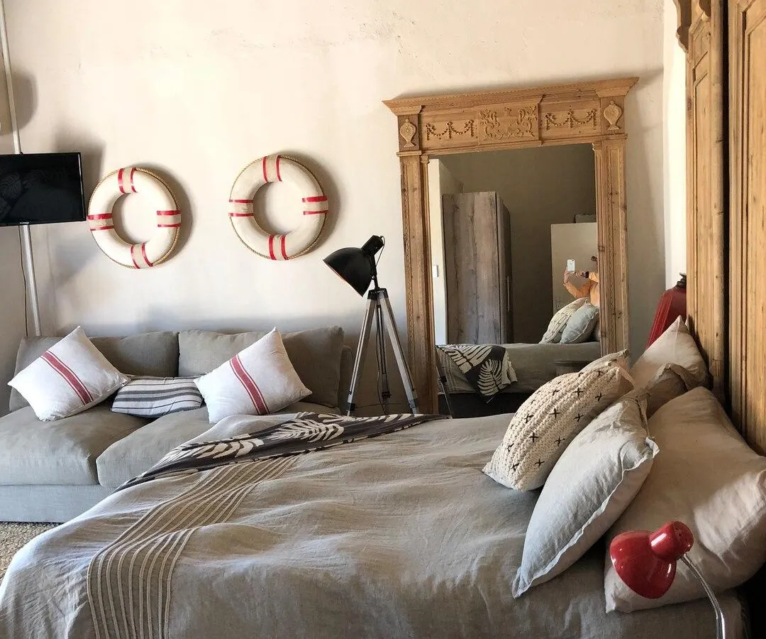 Simba Safaris Private Game Lodge with Predators