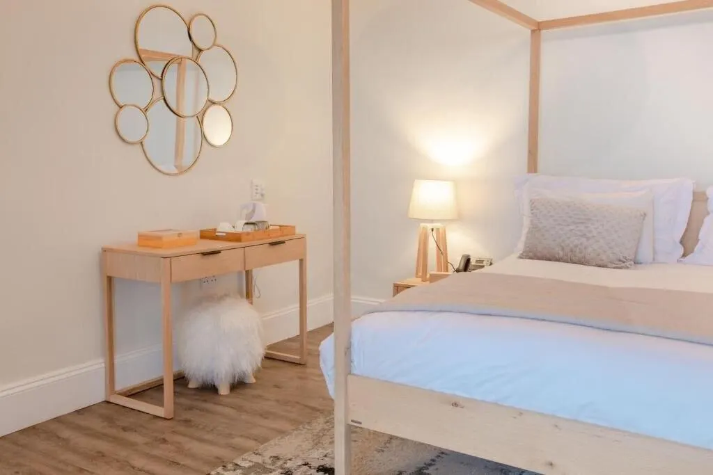 King Suite Pool View