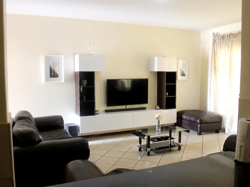 Cozy 3 Bed Duplex ,sleeps 6 With Double Bathroom