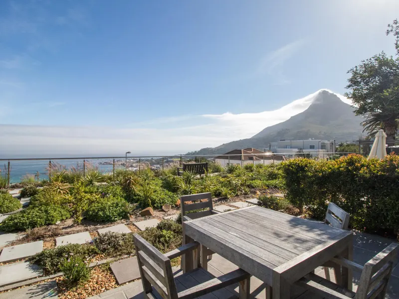 Camps Bay One Bedroom apartment - luxury stay with sea view
