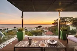 Sea View 3bed Apt w Pool near Beaches Glen Sunsets – exterior or main view, Cape Town