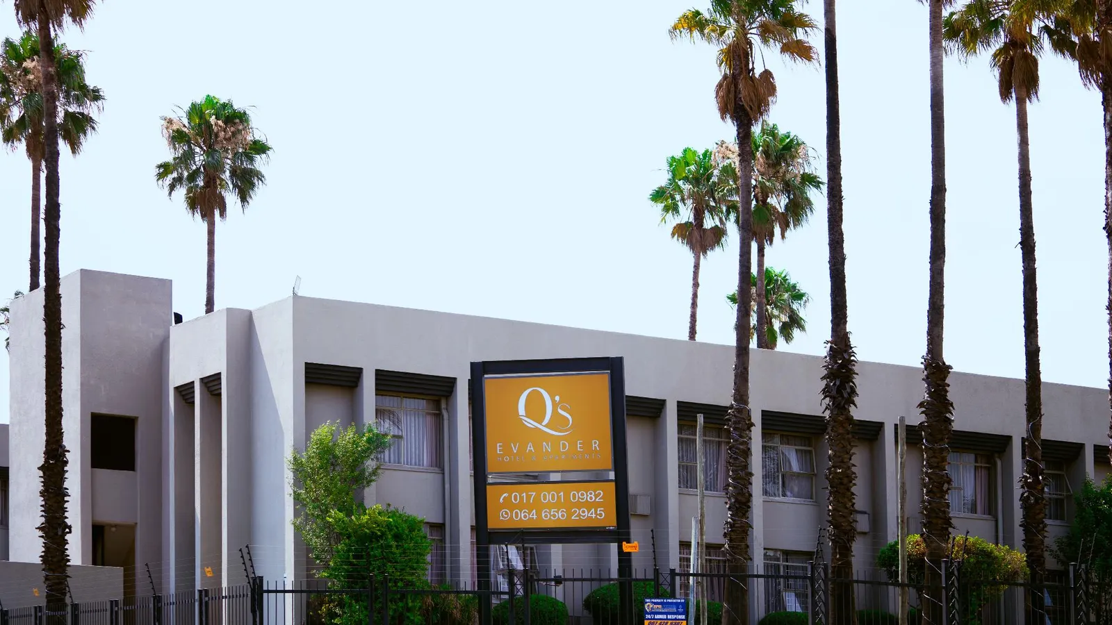 Q's Evander Hotel and Apartments