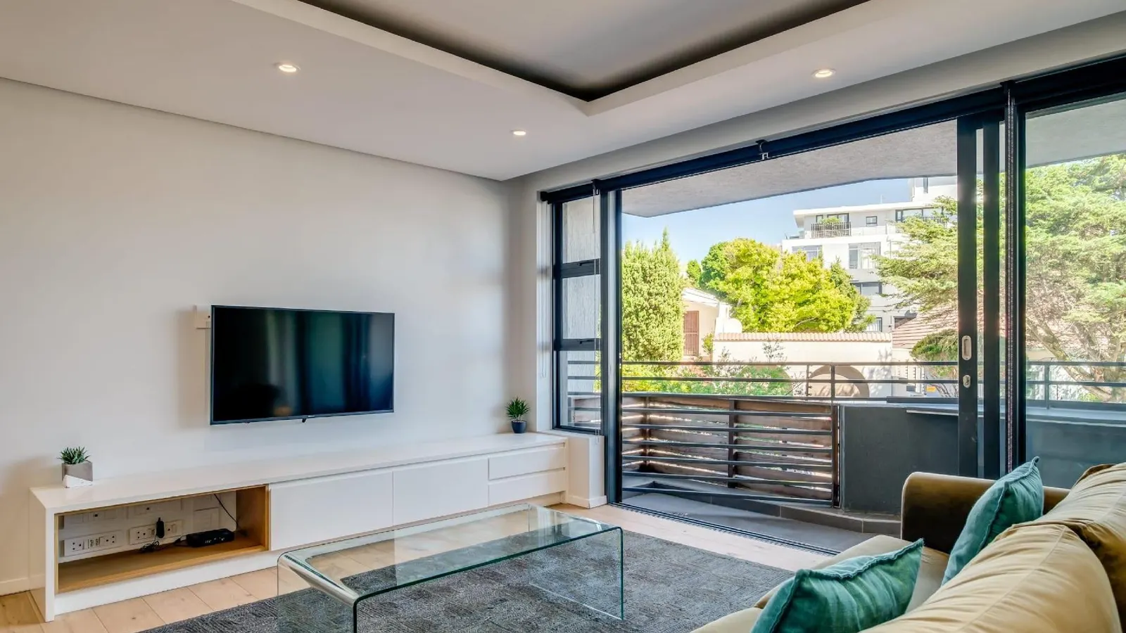 Conveniently Located Apartment in Green Point  C on S