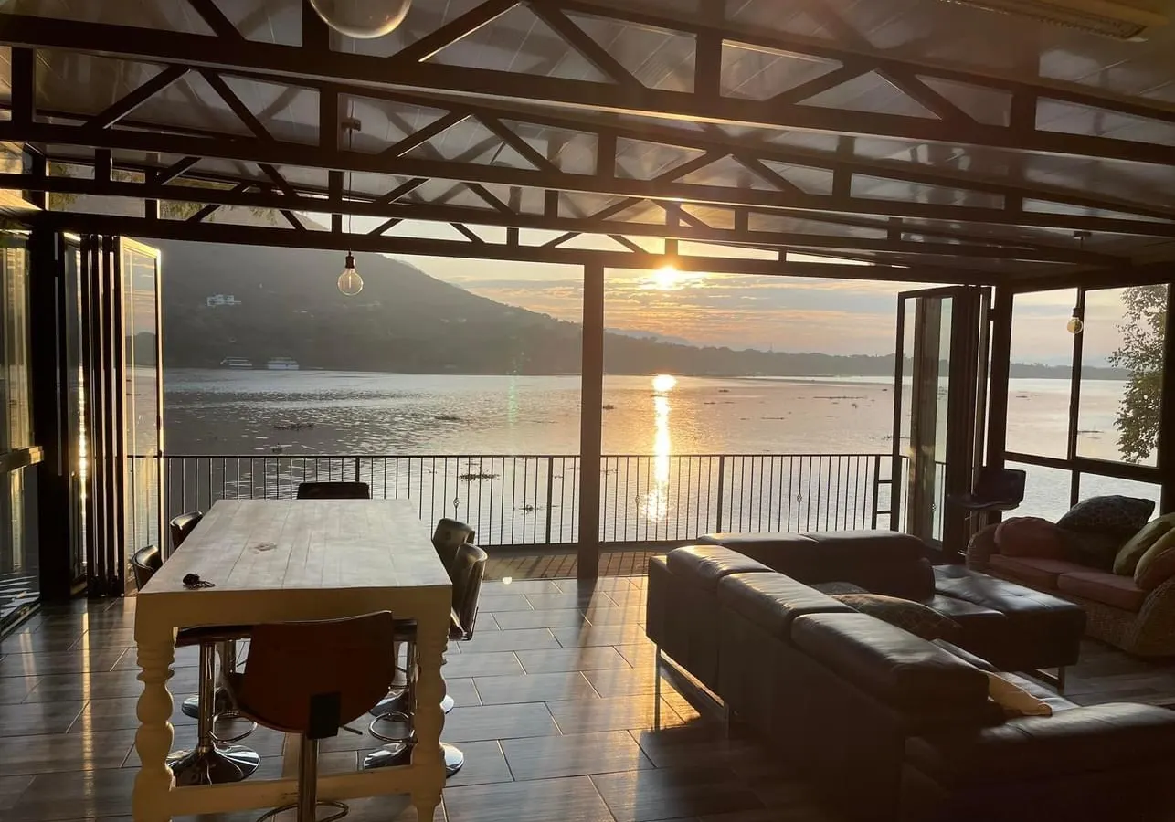 Sun Room (Studio) on the edge of the Harties dam.