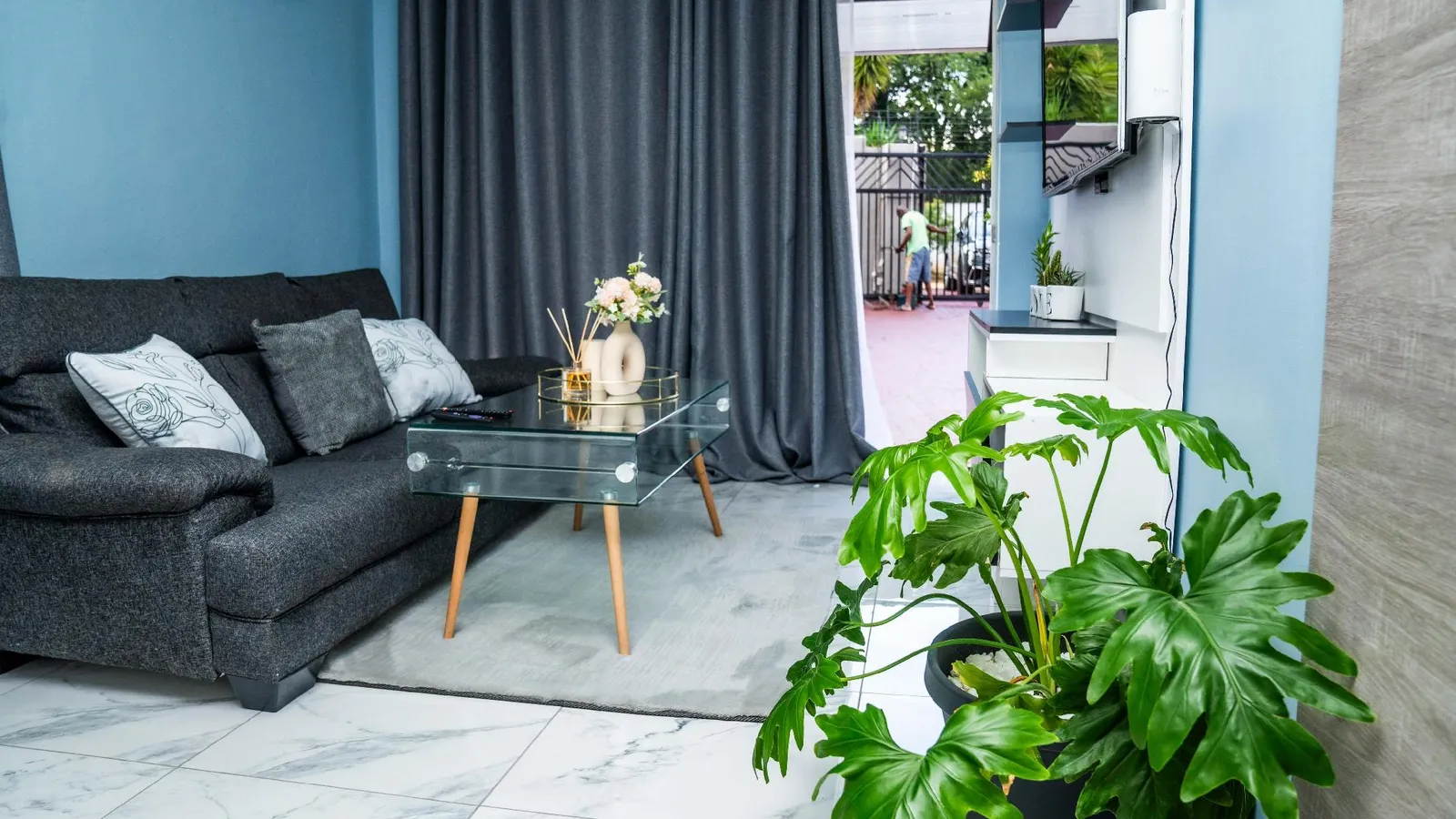 Modern,Spacious Space with back up power & Netflix