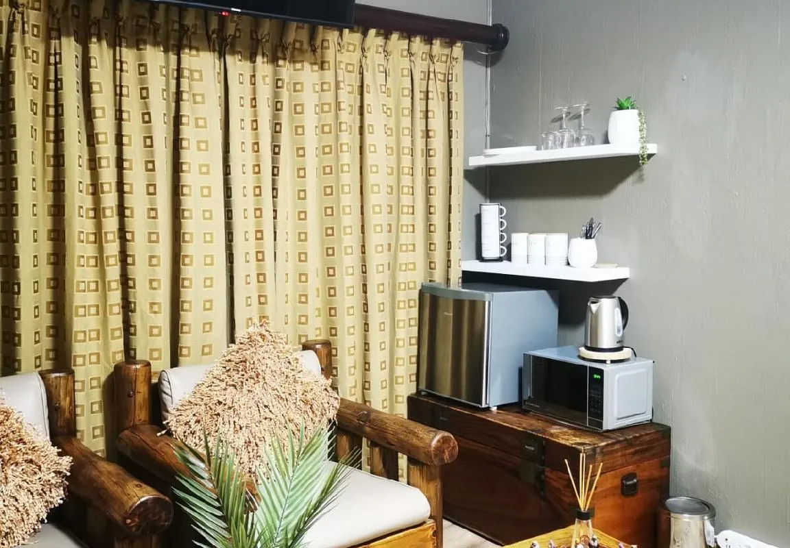 Silver Tree Guest Room, Roodekrans. Cosy & Scenic