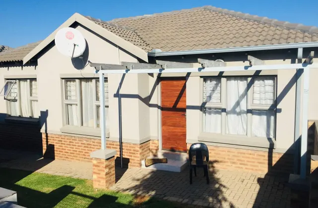 Cheerful 2 bedroom in secure estates