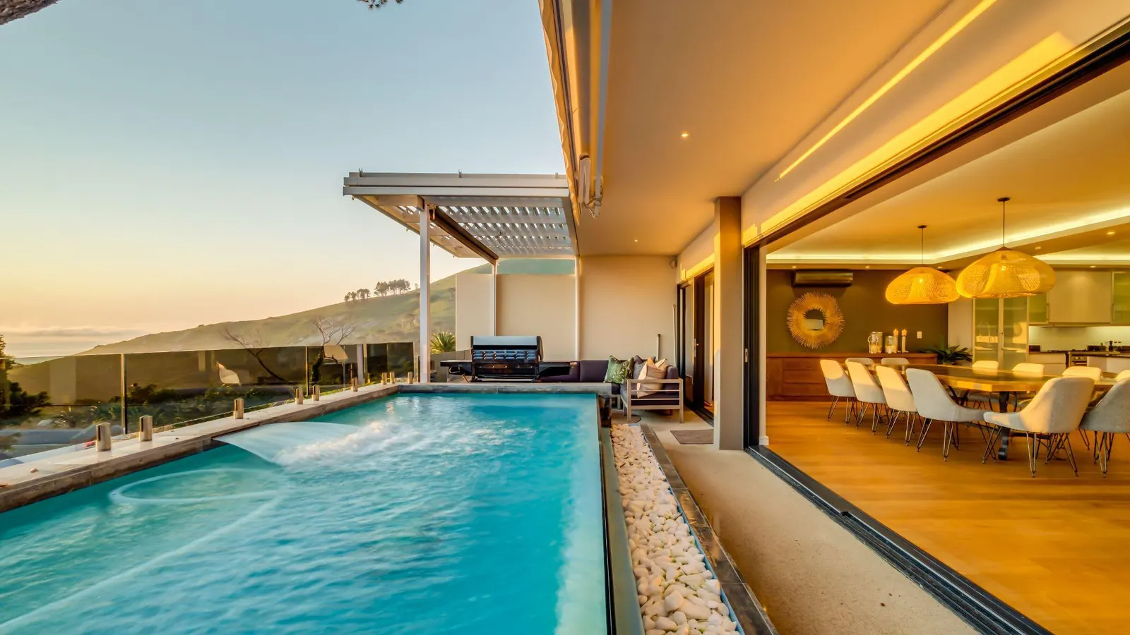 Spacious Family Villa in Camps Bay with Breathtaking Views (Ocean Pearl)