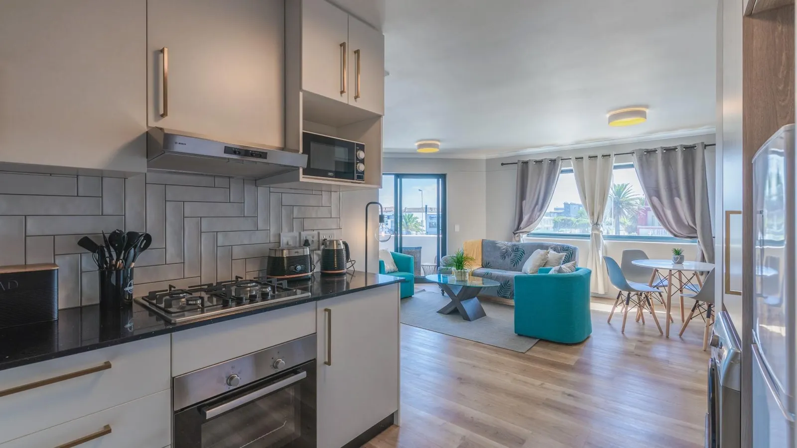 Modern 2 bedroom en-suite in bustling Blouberg