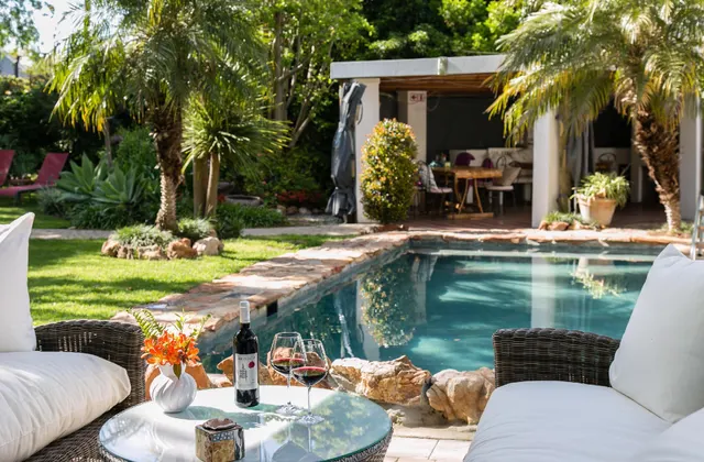 GUBAS DE HOEK meet eat sleep