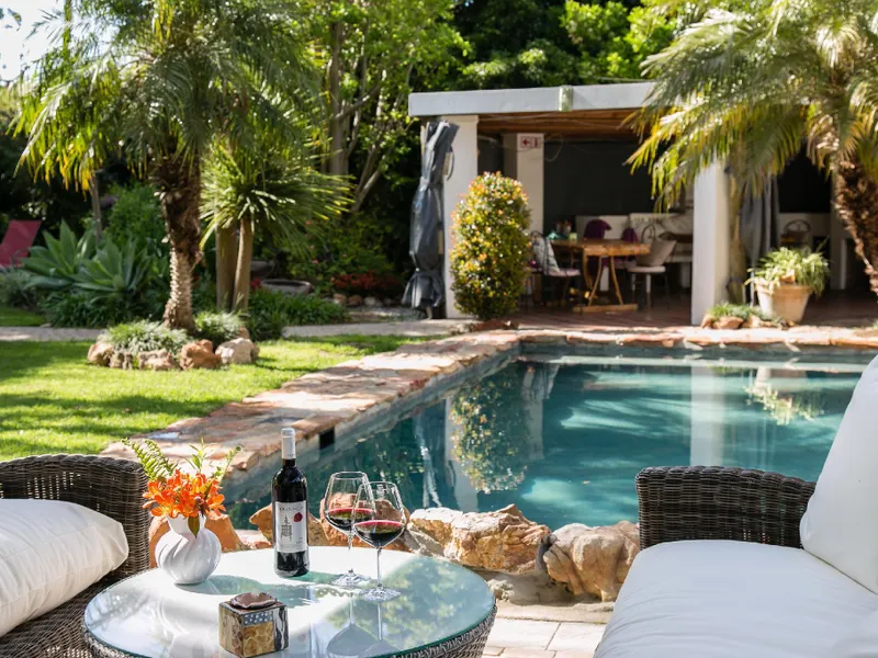 GUBAS DE HOEK meet eat sleep