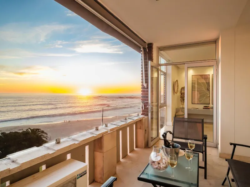 Camps Bay Beachside 2bed w Sea View Cloud 9