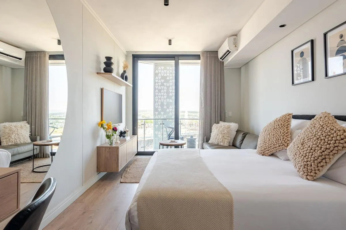 Cozy Stay at The Ellipse Waterfall City