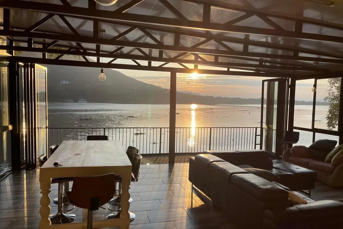 Sun Room (Studio) on the edge of the Harties dam.