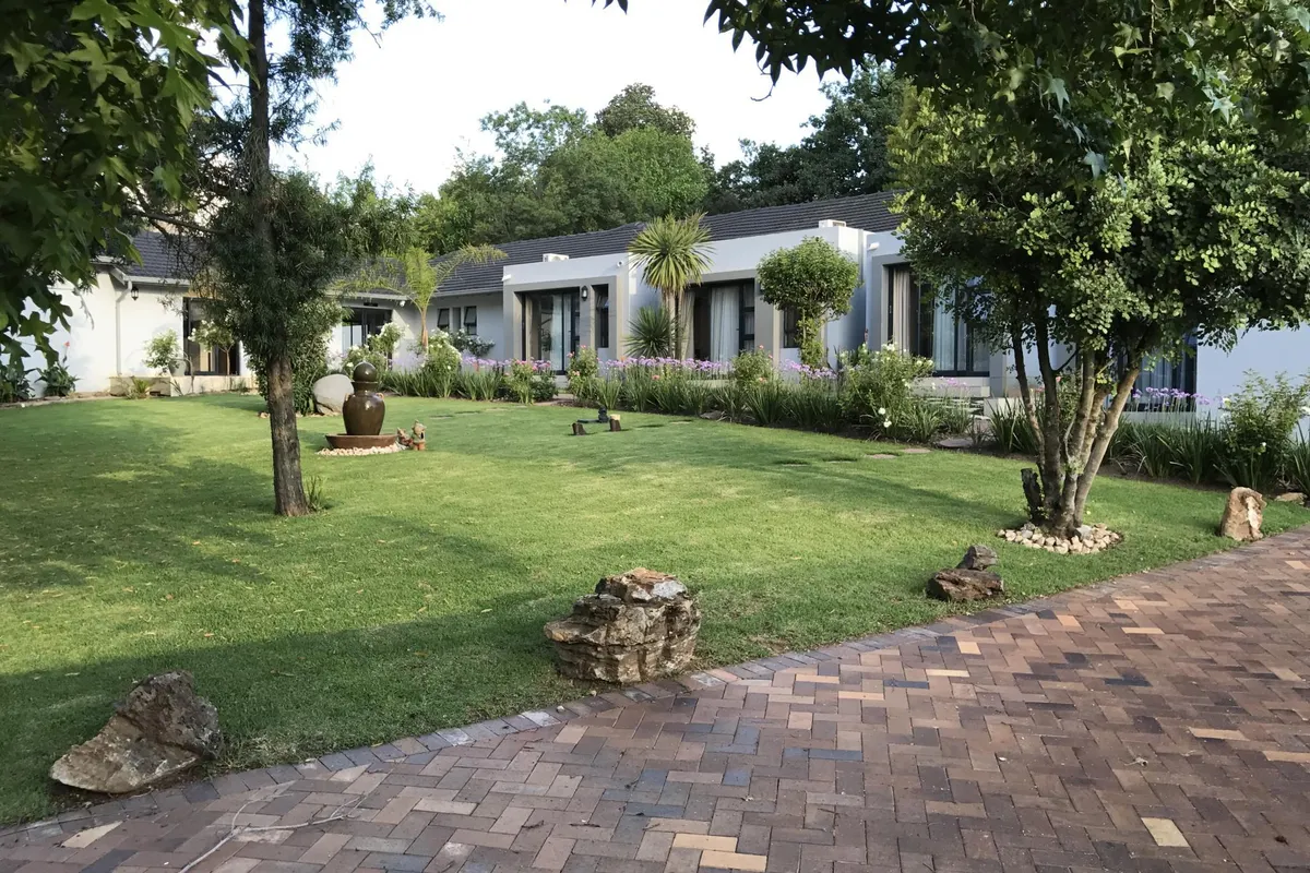 6 on Morris Guest Lodge