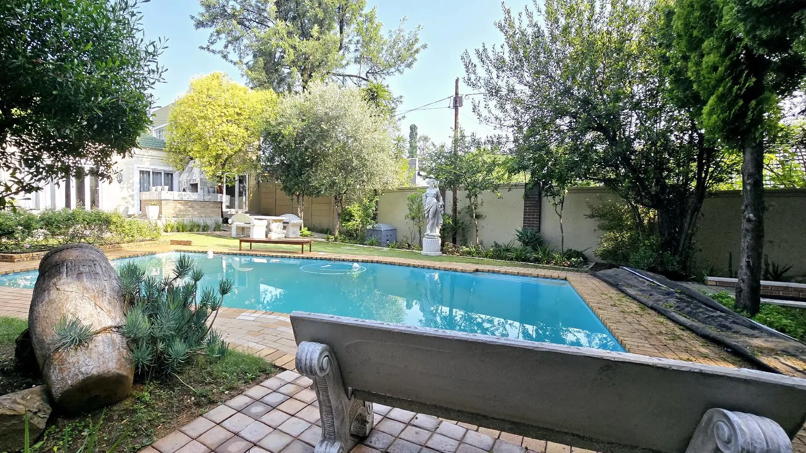 Waterfall City Guest Lodge