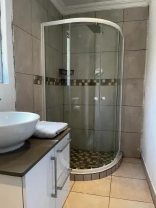 Adorable 1 bedroom place, suitable for day & night – photo 3, Entire House in Johannesburg