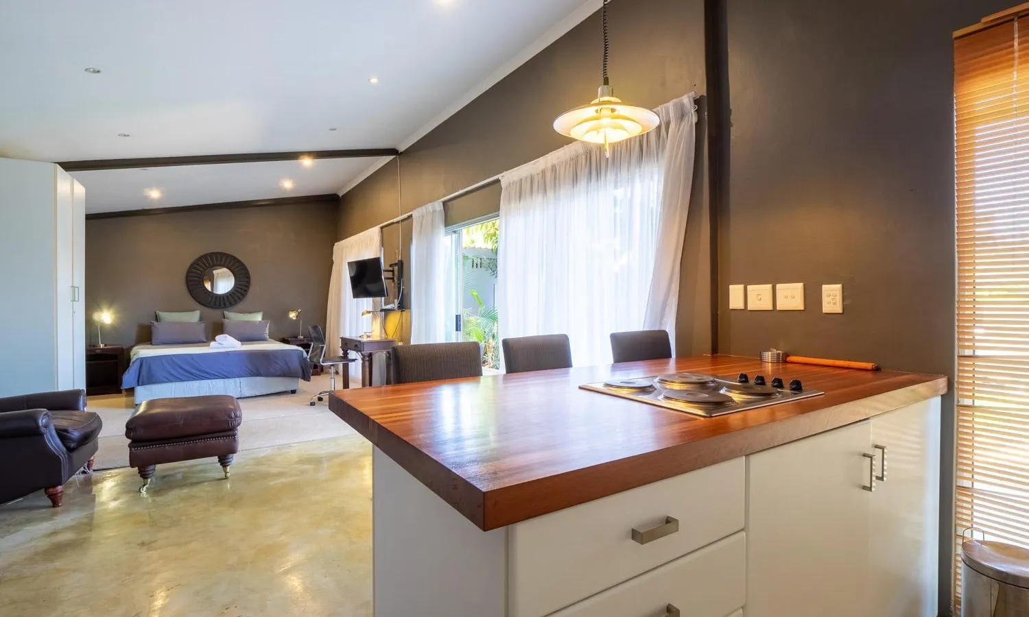 Private Studio flatlet, netflix, wifi, aircon