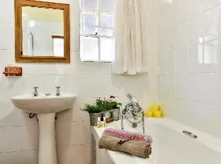 Charming Yellowwood cottage for 2 people in spacious garden – photo 3, Entire House in Johannesburg