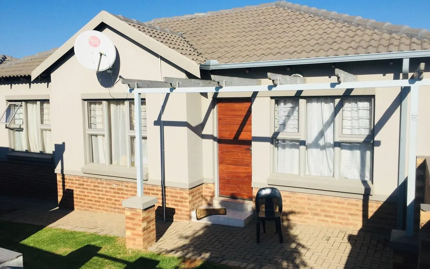 Cheerful 2 bedroom in secure estates