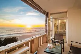 Camps Bay Beachside 2bed w Sea View Cloud 9