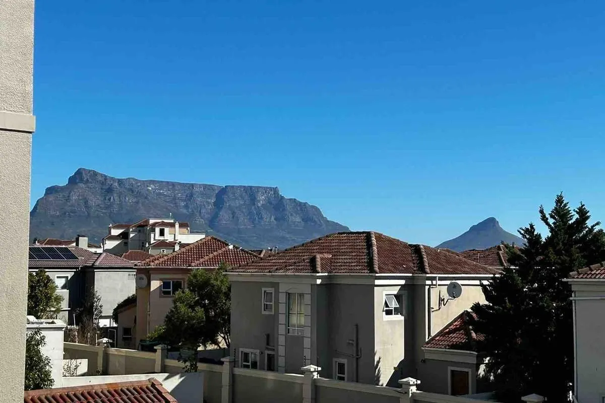 Scenic views  & 24hrs security 5min to Canal Walk