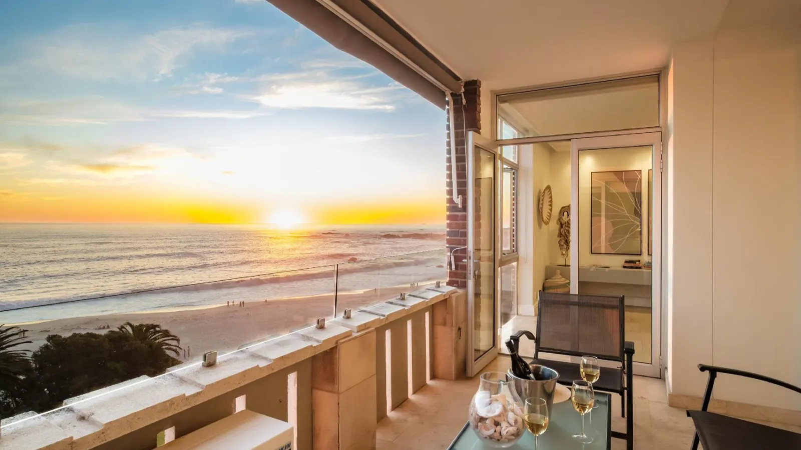 Camps Bay Beachside 2bed w Sea View Cloud 9