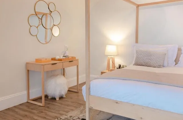 King Suite Pool View